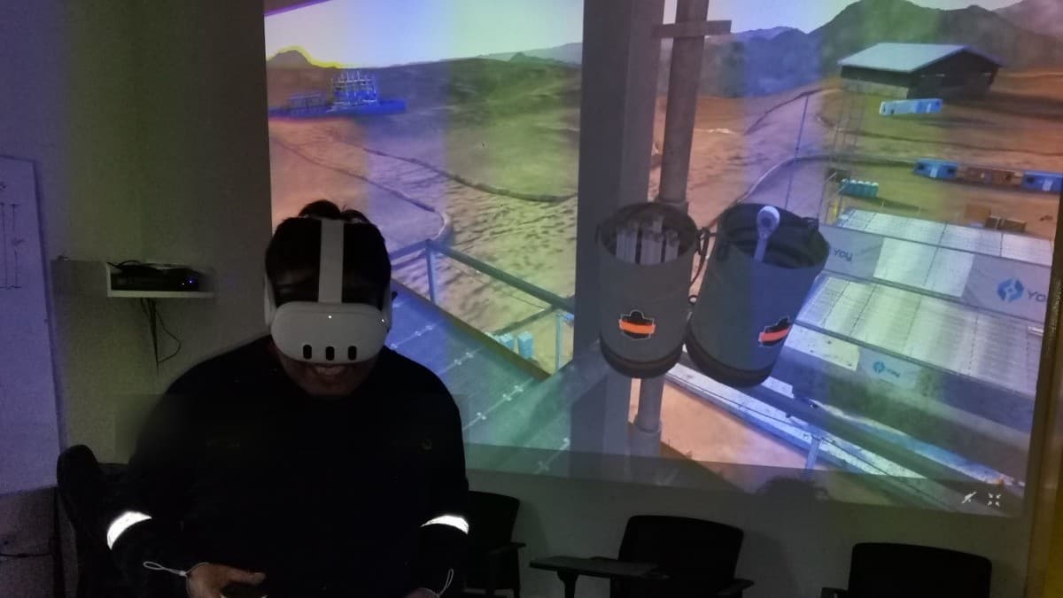 Participante practicando un escenario industrial simulado con realidad virtual