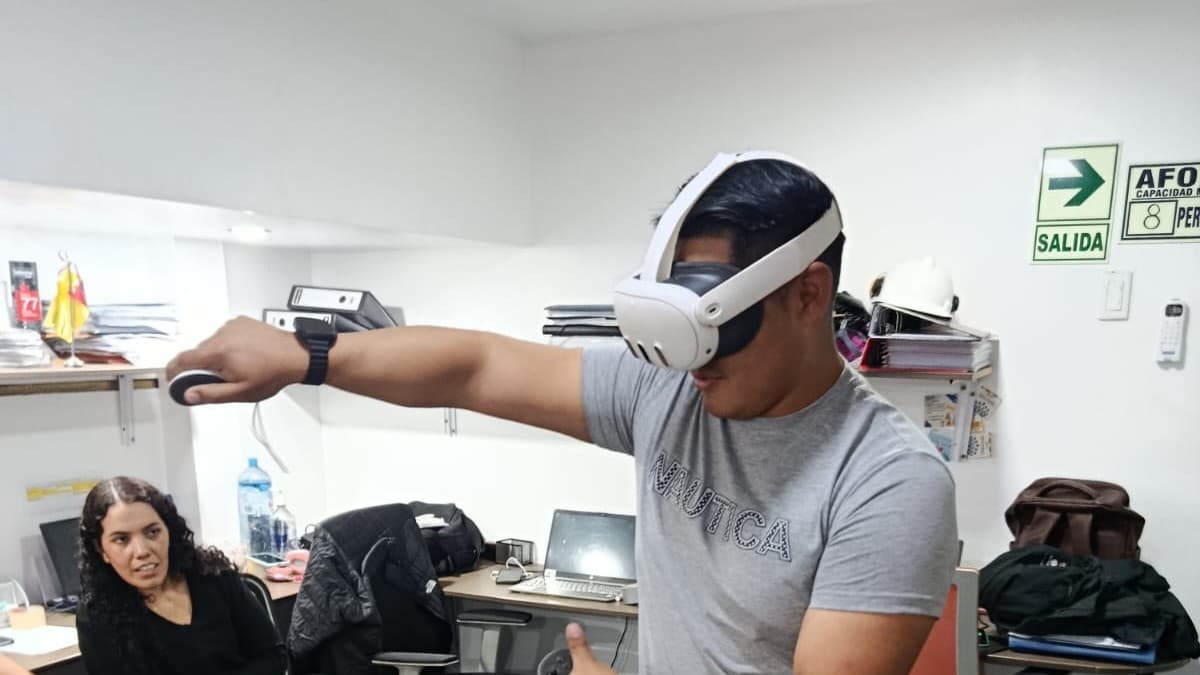 Colaborador de INGENIUM A&R SAC probando la plataforma de realidad virtual en la oficina