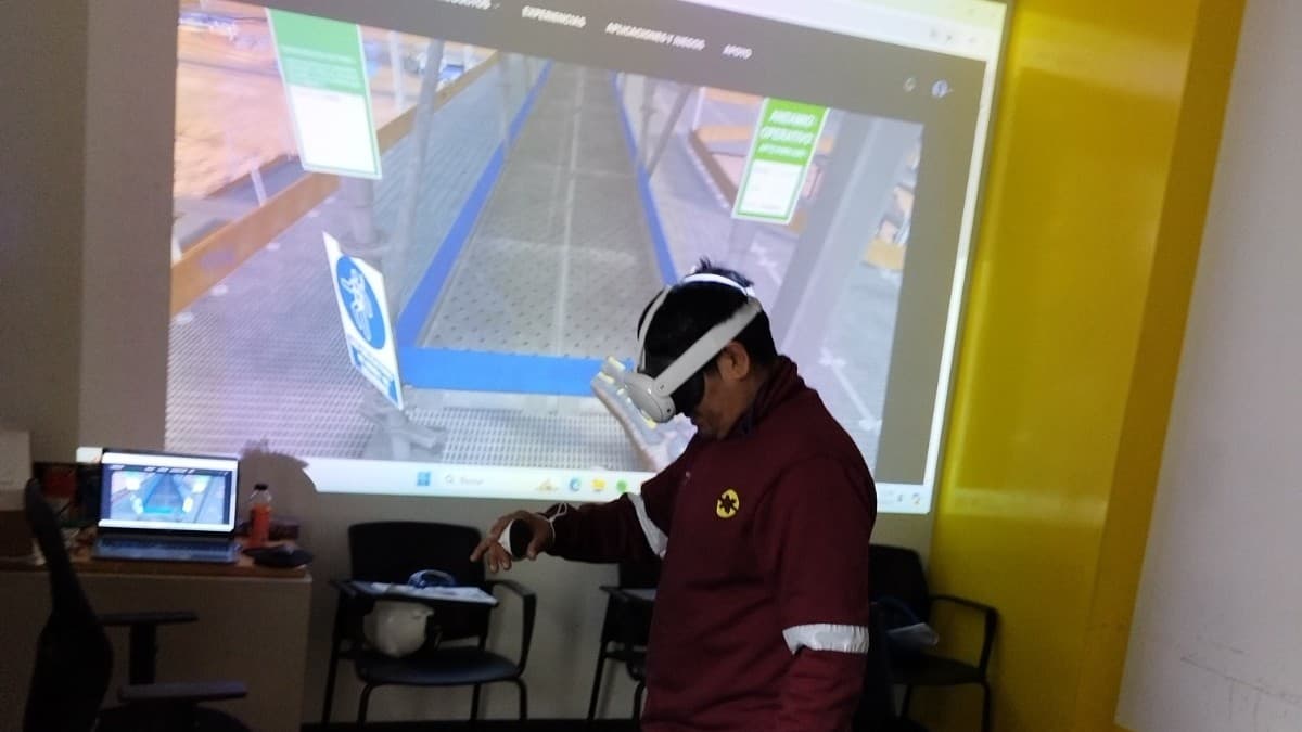 Participante recorriendo un espacio de trabajo simulado con realidad virtual