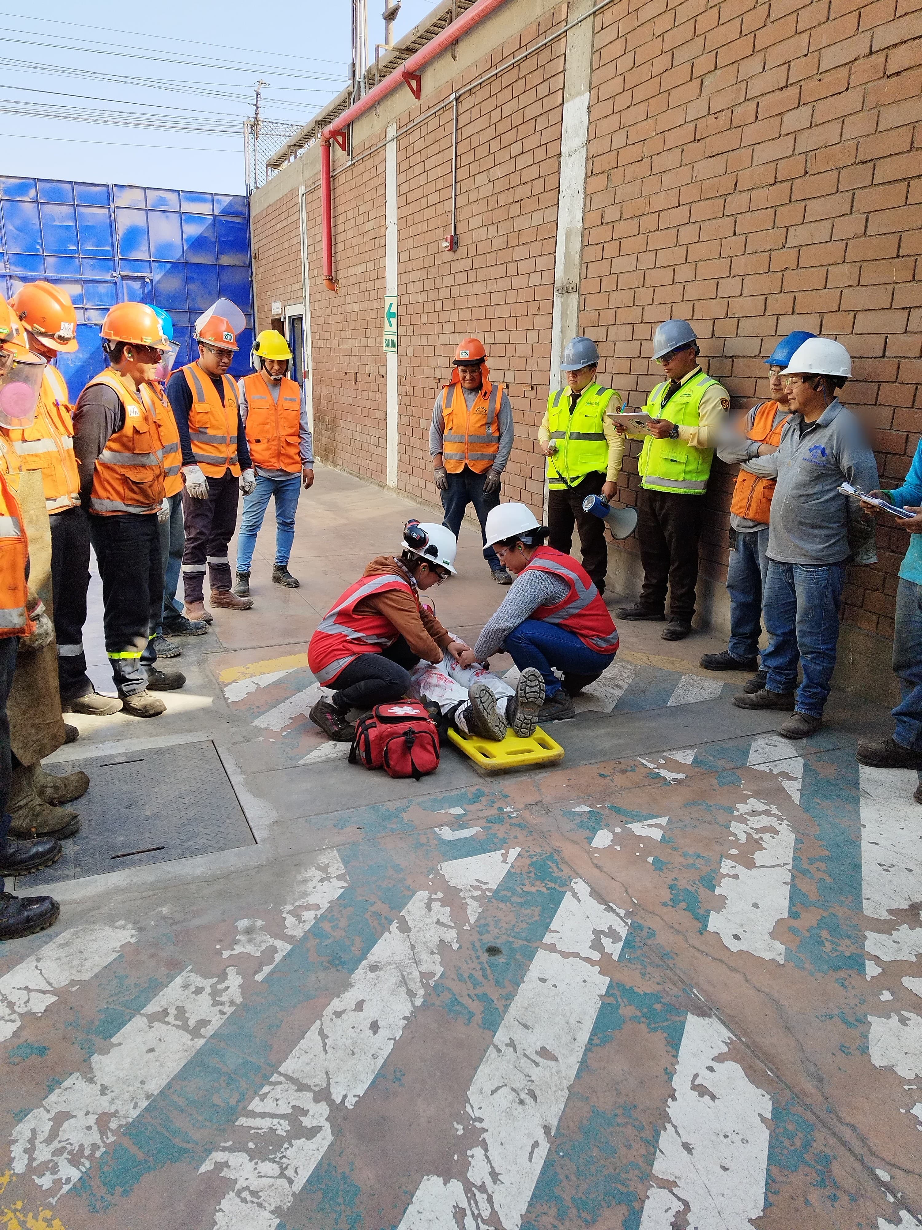 Brigadistas atendiendo a un paciente simulado durante un simulacro multipeligro