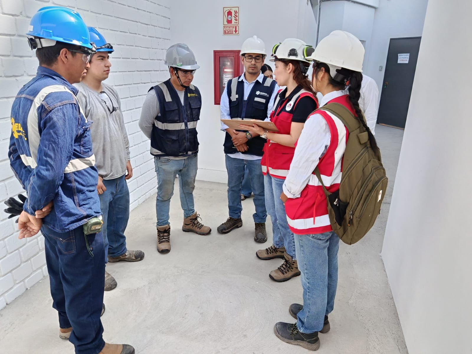Coordinadora SST de INGENIUM realizando una inspección en planta con el equipo de trabajo