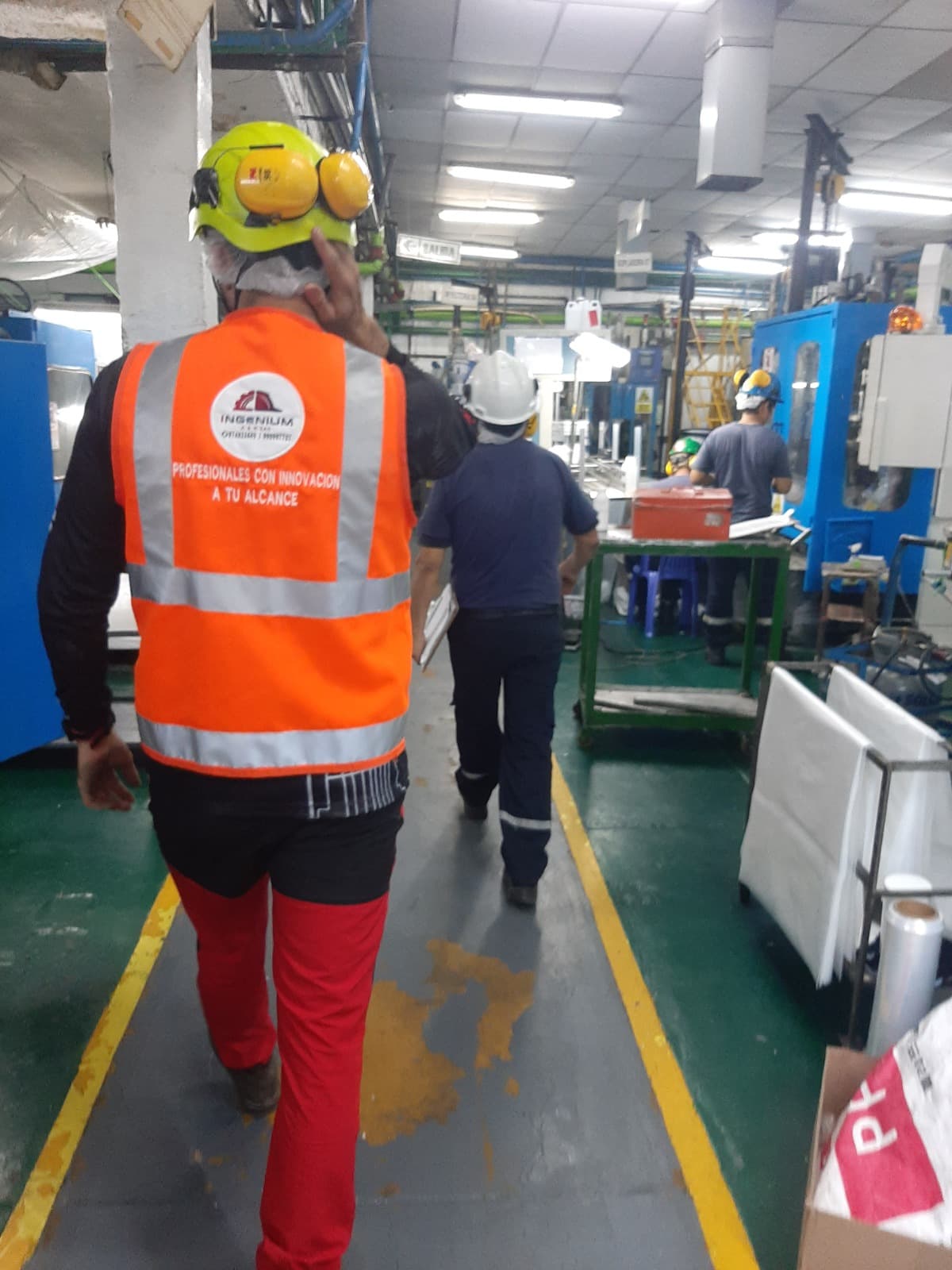 Supervisor de INGENIUM A&R SAC realizando una inspección de campo en planta